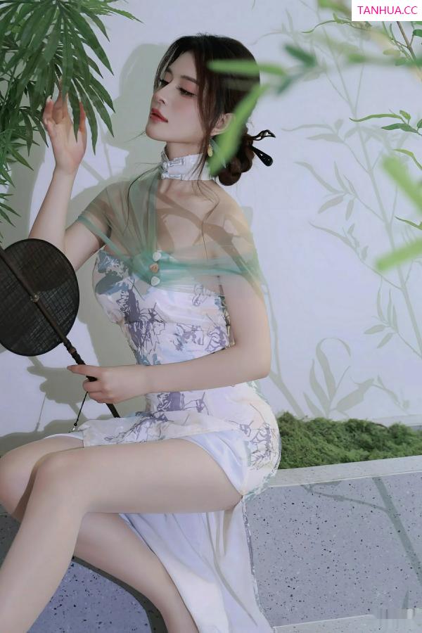   [XiuRen]高清写真图 2025.08.27 No.10694 阿依莎 浅色古风第27张图片